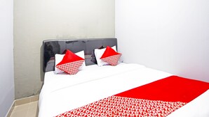 Standard Double Room | Laptop workspace, free WiFi, bed sheets - OYO 90848 J&b Rooms Bekasi (Tarumajaya)