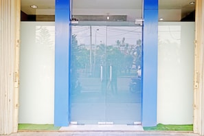 Vista frontal de la propiedad