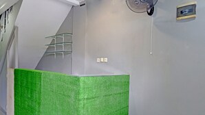 Reception - OYO 90848 J&b Rooms Bekasi (Tarumajaya)