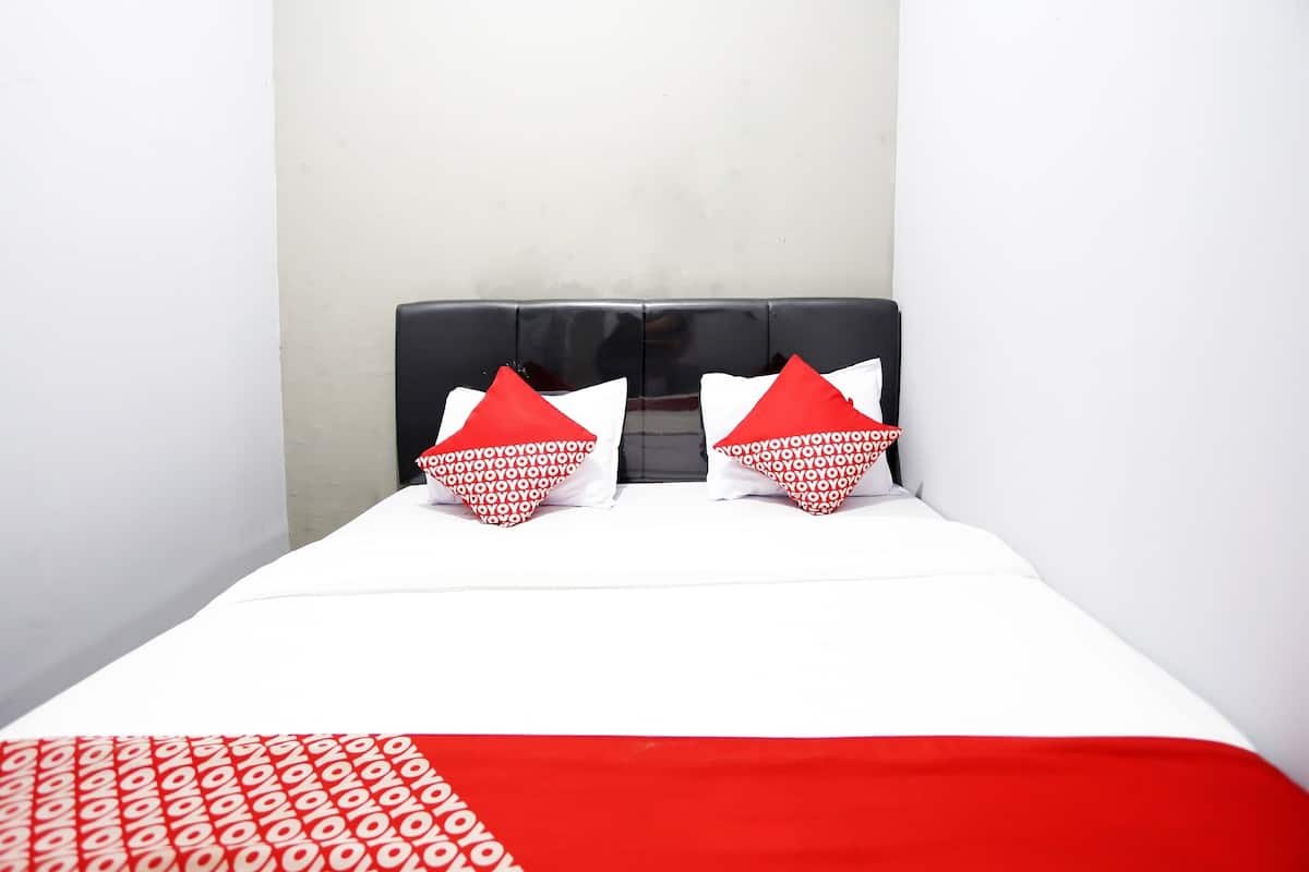 Quarto casal standard | Espaço de trabalho para notebook, Wi-Fi de cortesia, roupa de cama