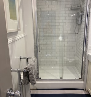 Dusche, Haartrockner, Handtücher, Seife