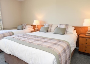 Iron/ironing board, free WiFi - Whispering Pines (Crosshaven)