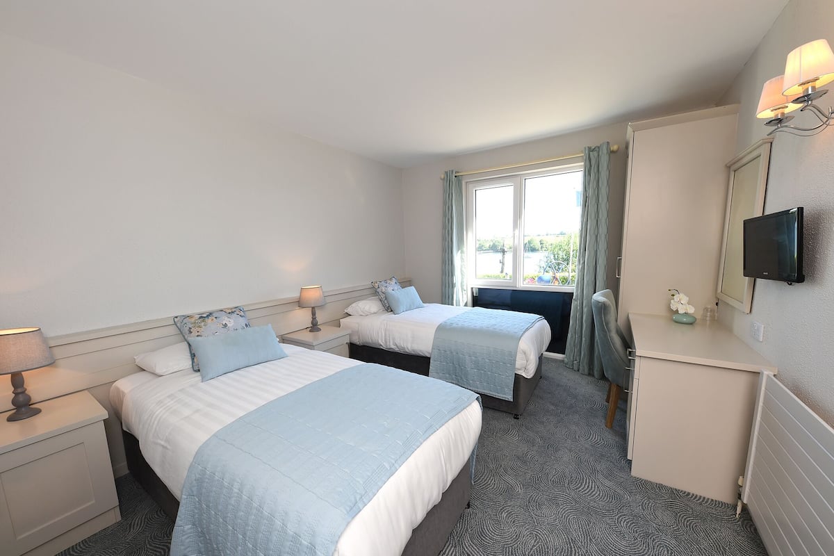 Standard Twin Room | Iron/ironing board, free WiFi