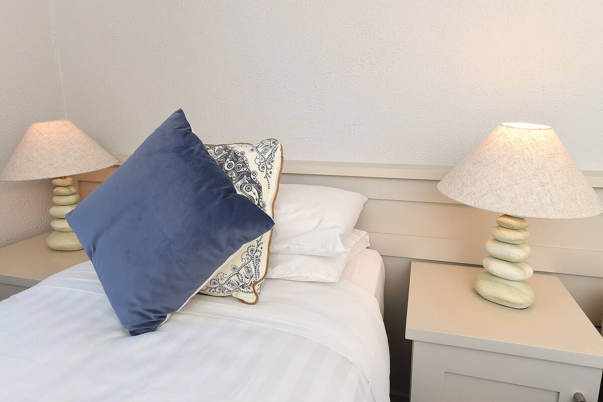 Small Twin Room | Iron/ironing board, free WiFi