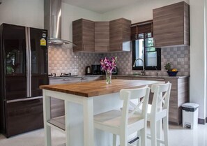 Refrigerador, microondas y tostadora 