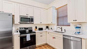 Cottage (2 Bedrooms) | Private kitchen | Fridge, microwave, oven, stovetop