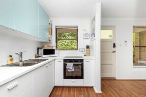 Jääkaappi, mikroaaltouuni, uuni, liesi