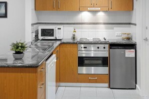 冷蔵庫、電子レンジ、オーブン、コンロ