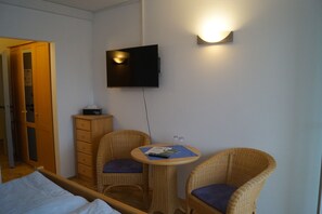 Kamar Double Basic | Wi-Fi gratis dan seprai linen