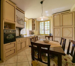 Frigorifero, microonde, forno, piano cottura