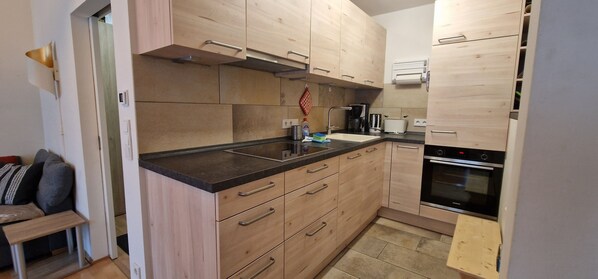 Frigorífico, horno, placa de cocina y lavavajillas