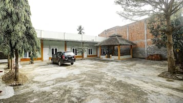Vista frontal de la propiedad