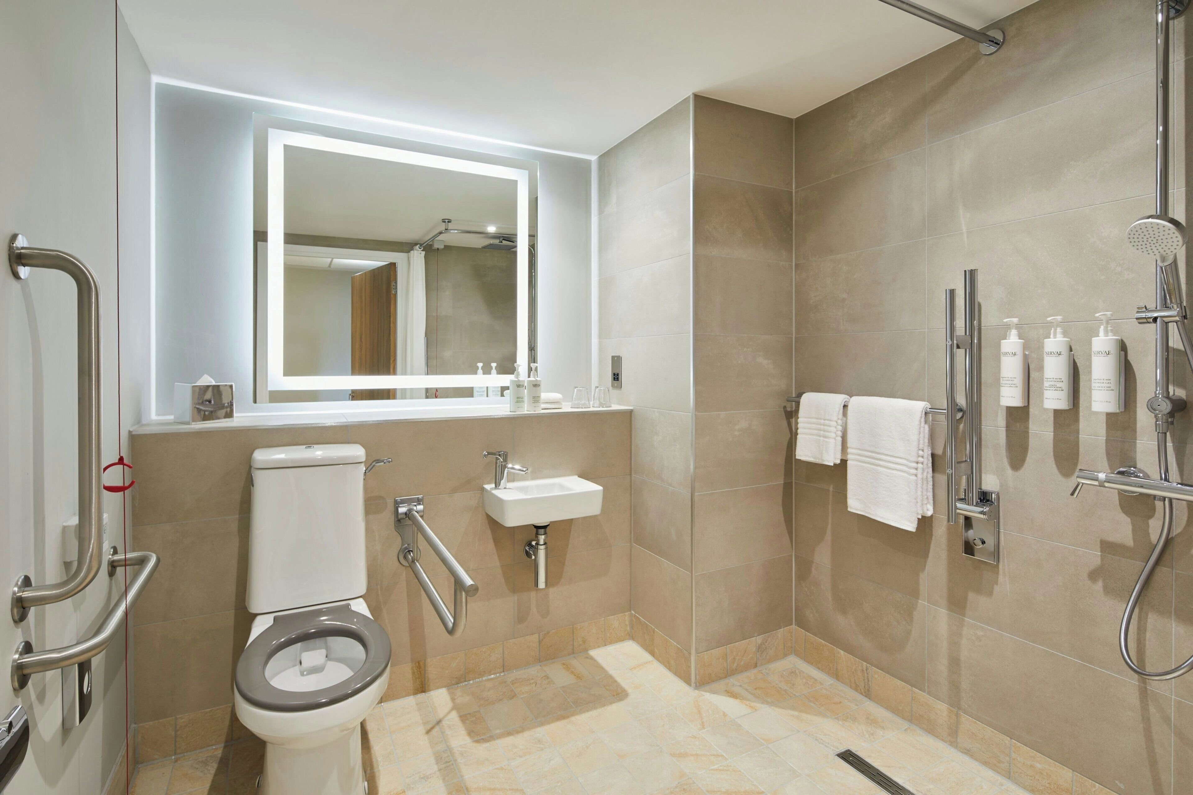 Deluxe Room, 1 King Bed | Bathroom | Shower, free toiletries, hair dryer, towels