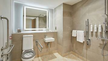 Habitación Deluxe, 1 cama King size | Baño | Regadera, amenidades de baño gratuitas, secadora de cabello, toallas