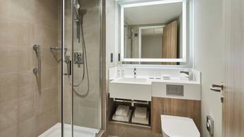 Dusche, kostenlose Toilettenartikel, Haartrockner, Handtücher