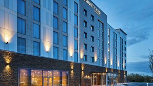 A Courtyard by Marriott hotel with a modern facade, large windows, and a well-lit entrance. - Courtyard By Marriott Sheffield (Sheffield)