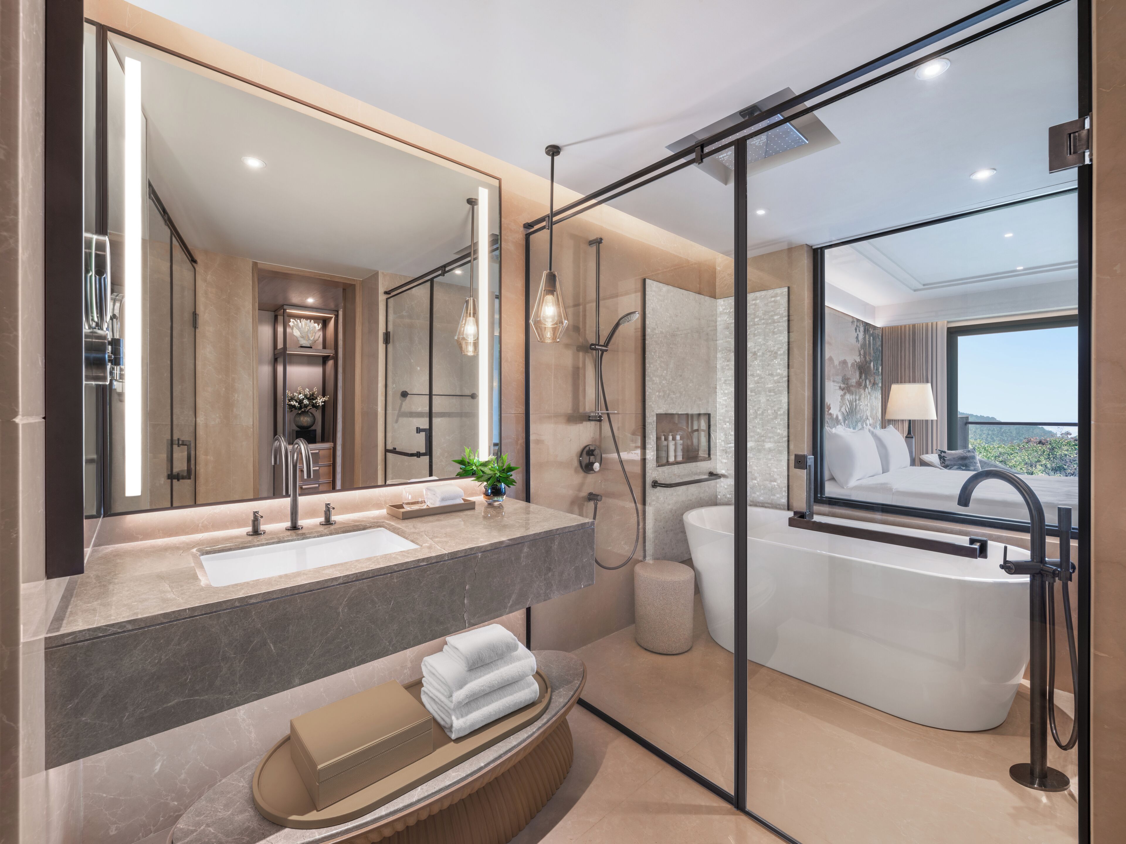Un baño moderno con un espejo grande, una bañera y una zona de ducha.