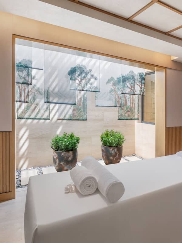 Couples treatment room(s), sauna, hot tub, steam room