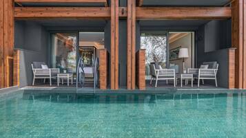 Family Suite, 1 King Bed, Non Smoking | Pool | Outdoor pool, free pool cabanas, pool umbrellas