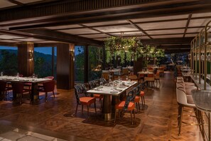 4 间餐厅，供应早餐、午餐、晚餐和早午餐