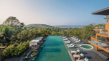 Een buitenzwembad, gratis zwembadcabana's, parasols voor strand/zwembad