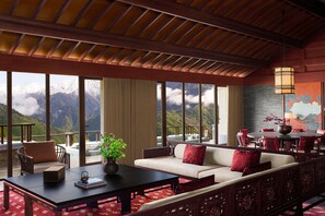 TV, fireplace, books, heated floors - Rissai Valley, a Ritz-Carlton Reserve (Ngawa Autonomous Prefecture)