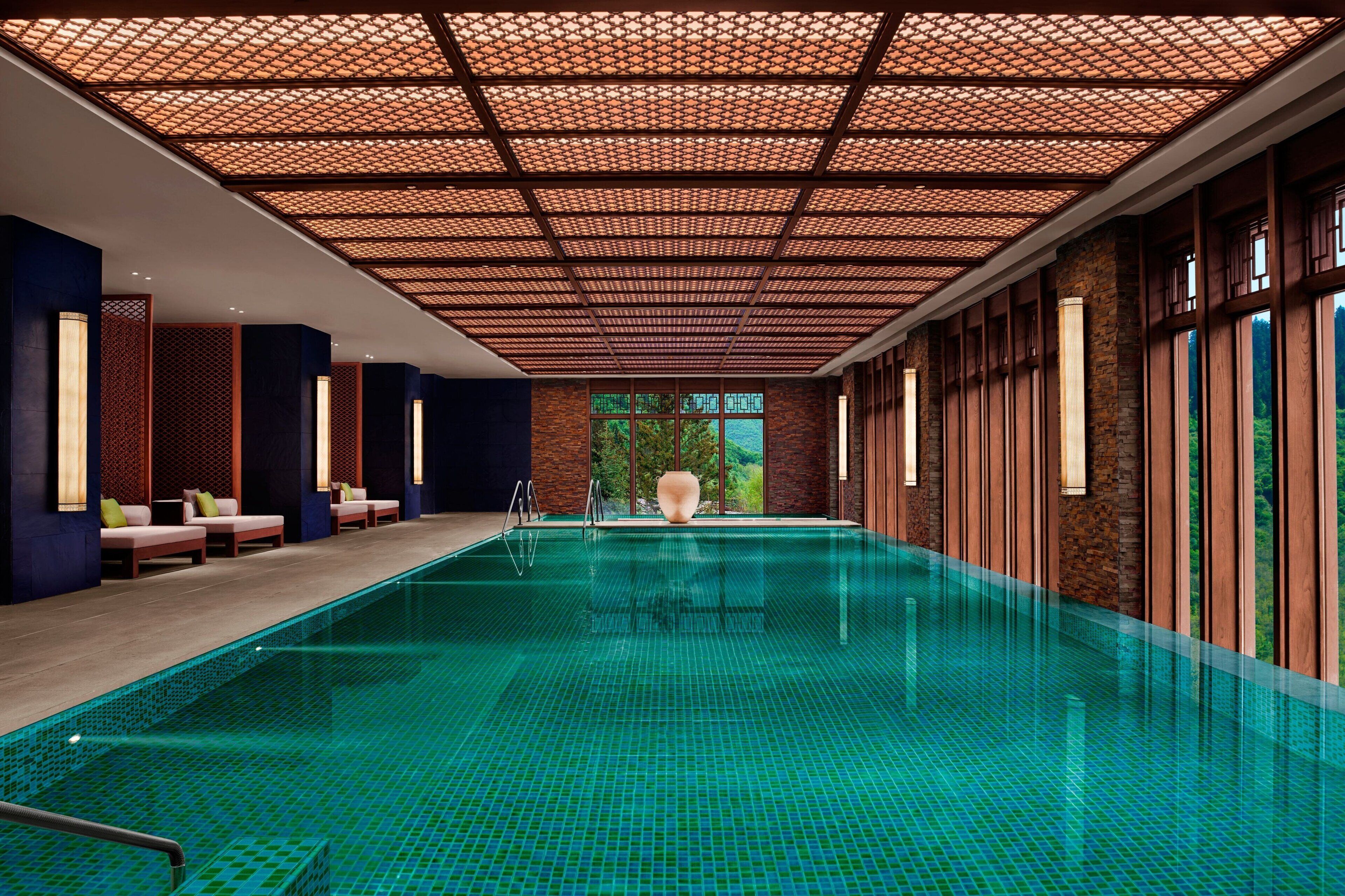 Piscine couverte, accès possible de 09 h 00 à 21 h 00, chaises longues 