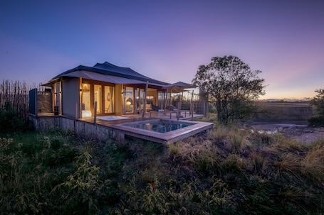 Caja de seguridad en la habitación, escritorio y cortinas blackout