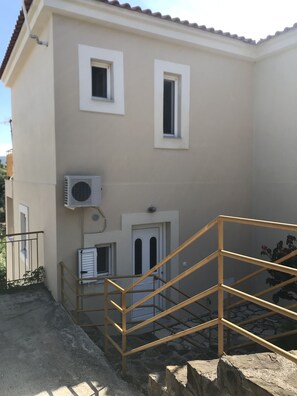 Exterior detail - Duplex apartment sea view - 2 minutes from the beach (Καμάρια)