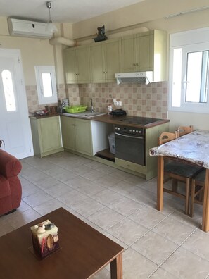 Private kitchen - Duplex apartment sea view - 2 minutes from the beach (Καμάρια)