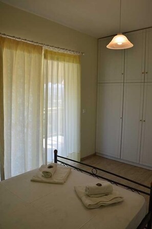 1 bedroom, WiFi, bed sheets - Duplex apartment sea view - 2 minutes from the beach (Καμάρια)