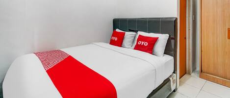 Kamar Double Standar | Meja kerja, ruang kerja ramah laptop, dan tirai kedap cahaya