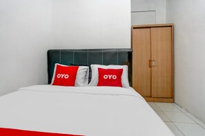 Standard Double Room | Desk, laptop workspace, blackout curtains, free WiFi - Hotel O Wilson HomestayNearRSU Bunda Thamrin (Medan)