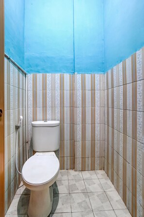 Standard Double Room | Bathroom | Shower, bidet, towels