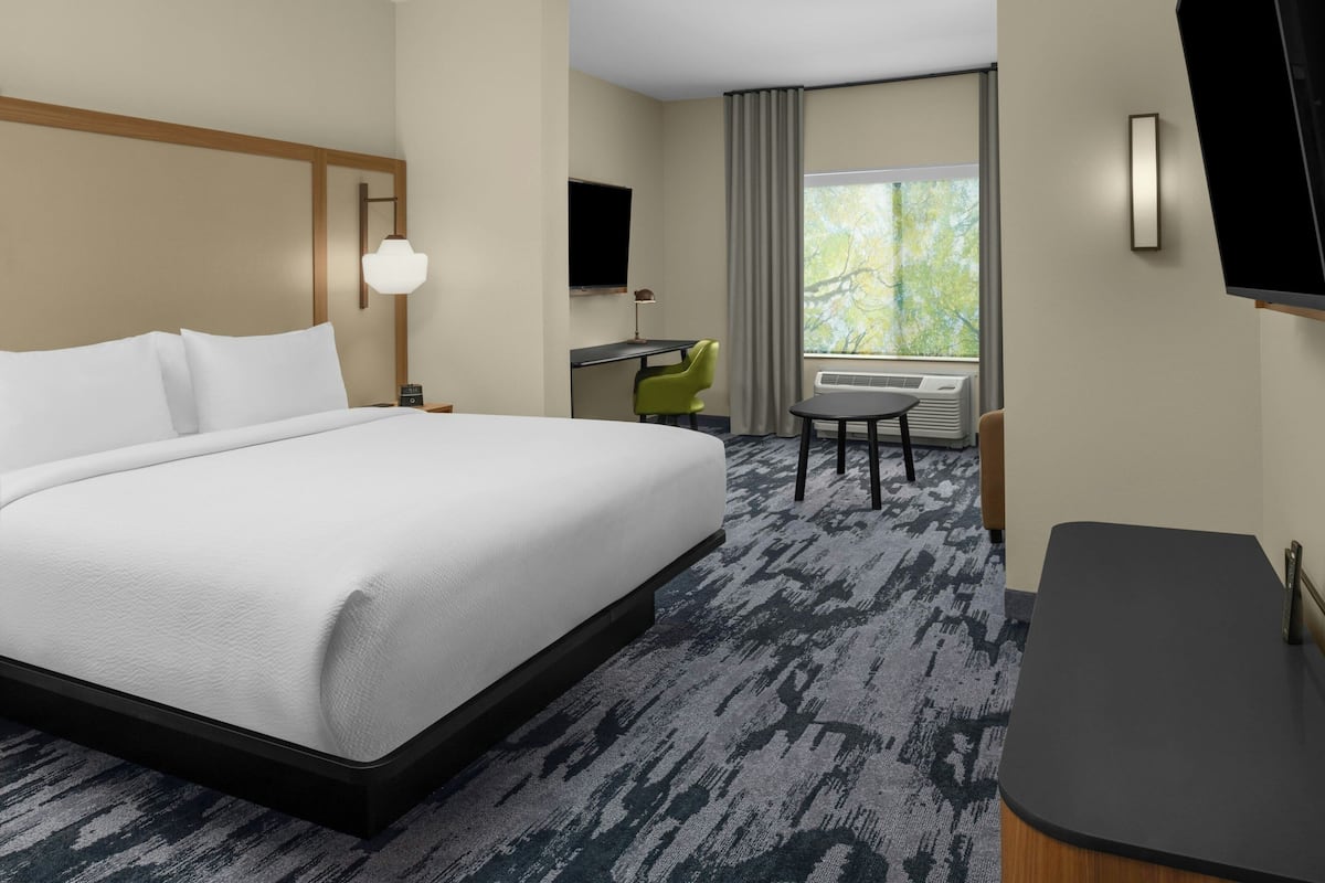 Executive Suite, 1 King Bed with Sofa bed, Non Smoking