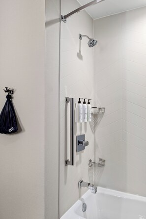룸, 퀸사이즈침대 2개 (Mobility Accessible, Tub) | 욕실 | 타월