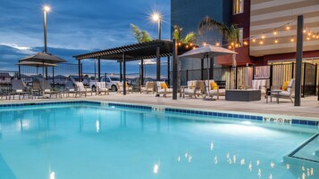 Una piscina al aire libre