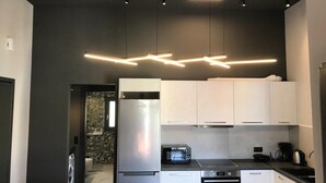 Una cucina moderna con forno, microonde e frigorifero integrati.
