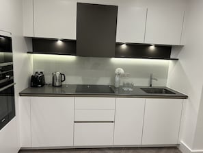 Departamento, 2 camas Queen size | Cocina privada | Refrigerador, microondas, horno y parrilla de estufa