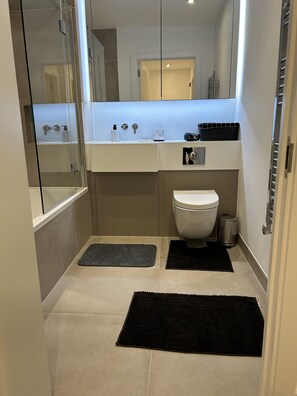 Apartment, 2 Queen Beds | Bathroom