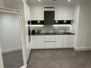 Departamento, 2 camas Queen size | Cocina privada | Refrigerador, microondas, horno y parrilla de estufa 