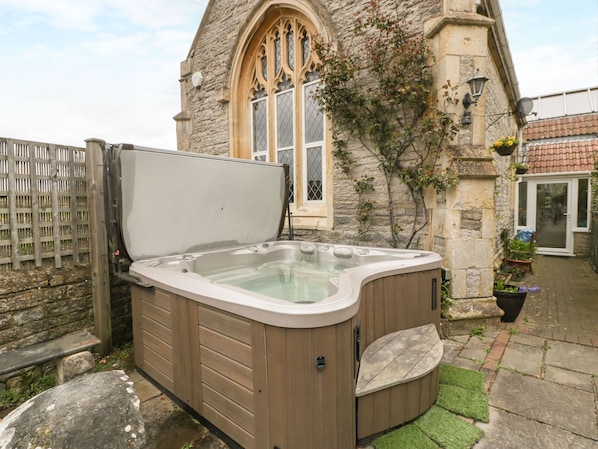 Cottage | Outdoor spa tub