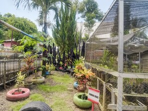 A garden area with a sign reading "TAMAN HIAS" surrounded by potted plants and a fence. - OYO Homes 91148 Homesstay Desa Wisata Bahoi Near Ekowisata Mangrove Desa Bahoi (Bahoi)