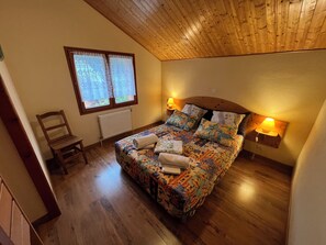 3 habitaciones, tabla de planchar con plancha, cuna de viaje y wifi