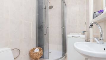 Shower, hair dryer, towels, shampoo
