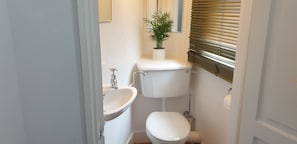 Studio | Bathroom | Shower, hair dryer, towels