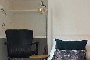Studio | Iron/ironing board, free WiFi, bed sheets - Charming 1-wall Bed Comfortable Studio in Nwlondon (London)