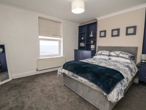 2 quartos, individualmente decorados, individualmente mobiliados