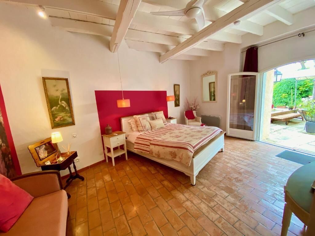 Decoración personalizada, muebles diferentes y ropa de cama 