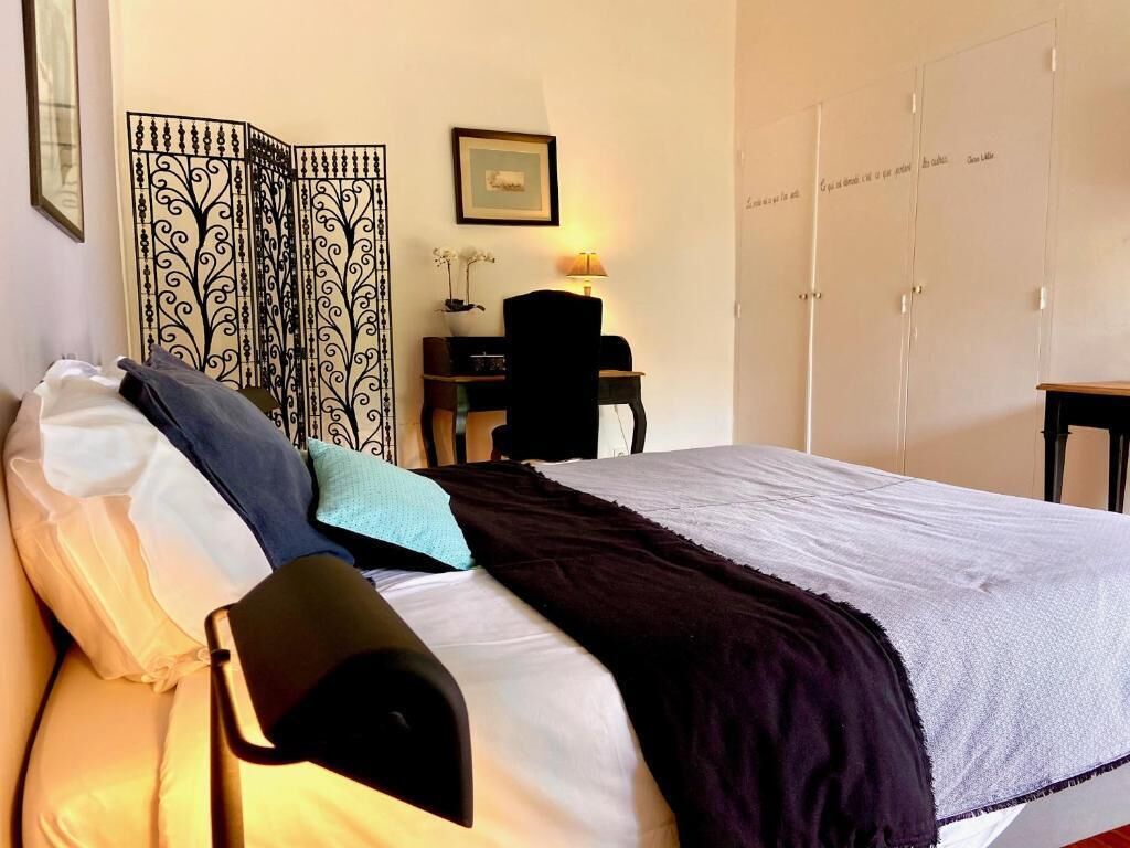 Une chambre bien rangée, avec un lit, un bureau et une armoire.